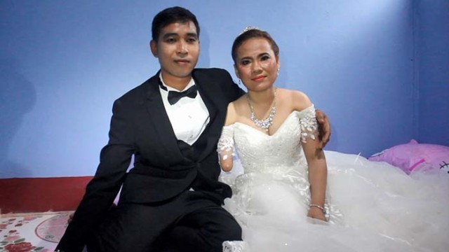 รักแท้มีอยู่จริง! หนุ่มยกขันหมาก ขอสาวพิการแต่งงาน หลังคบหาดูใจนาน 8 ปี