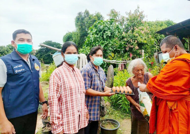 เจ้าอาวาสวัดเถรพลาย มอบเครื่องบริโภคให้ผู้สูงอายุ และบุคลากรด่านหน้า ช่วงโควิด