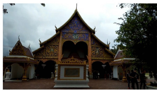 ชาวพุทธแห่เข้าวัดทำบุญขอพรพระพุทธรูปพระเจ้านั่งดินอายุ 2500 ปี ให้คุ้มครองรักษาก่อนจะถึงวันออกพรรษา