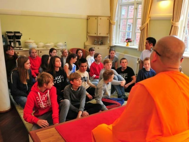 คณะนักเรียน Helms Skole ตั้งใจเรียนธรรมะและวัฒนธรรมชาวพุทธอย่างมีความสุขที่ประเทศเดนมาร์ก