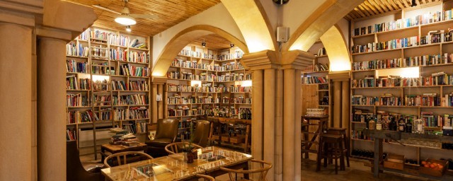 พาไปรู้จัก “โรงแรมวรรณกรรม” ที่ใหญ่ที่สุดในโลก มีหนังสือกว่า 65,000 เล่ม