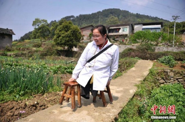 คุณหมอพิการชาวจีนใจเพชร ใช้เก้าอี้เดินแทนขา ออกตรวจคนไข้ในหมู่บ้านมานานกว่า 15 ปี
