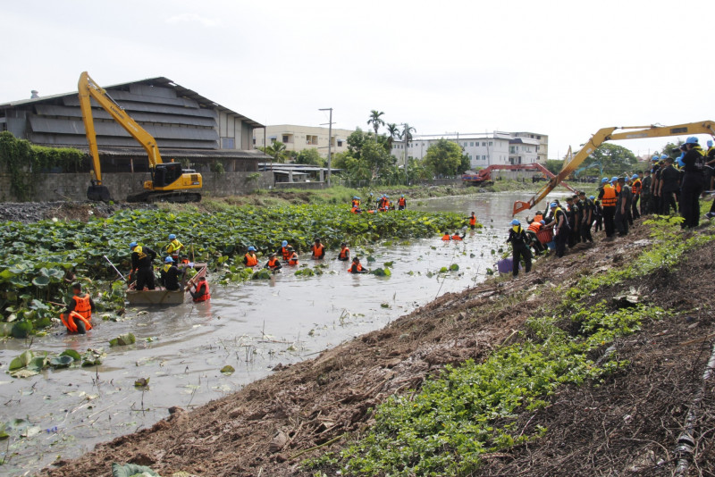 จิตอาสาโคราช ร่วมใจพัฒนาคลองชลประทาน