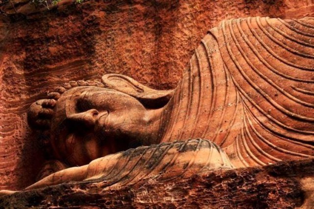 นักท่องเที่ยวนมัสการพระพุทธรูปแกะสลักผาแดง