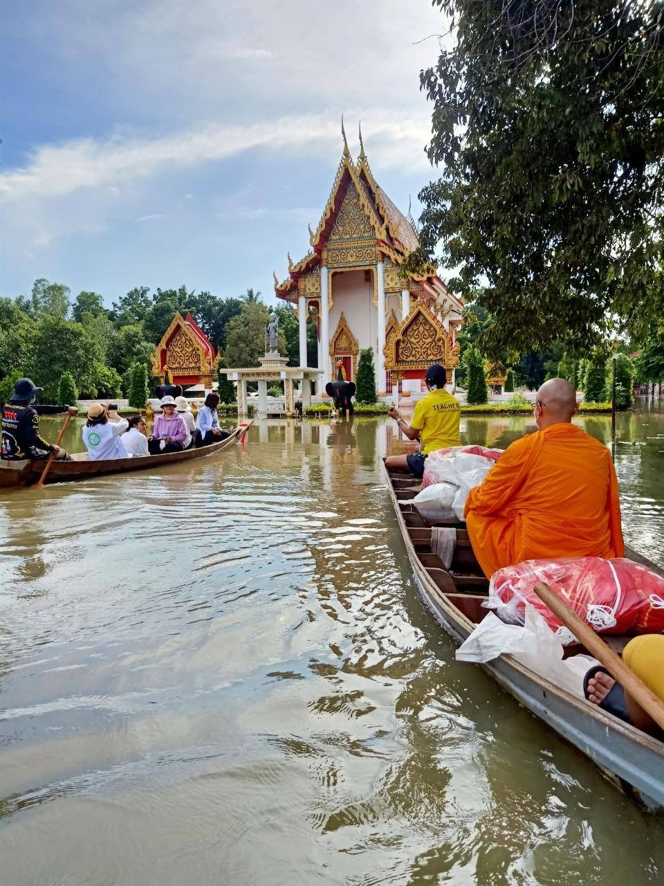 วัดพระธรรมกาย มูลนิธิธรรมกาย และกัลยาณมิตรทั่วโลก ช่วยผู้ประสบภัยน้ำท่วม 16 จังหวัด