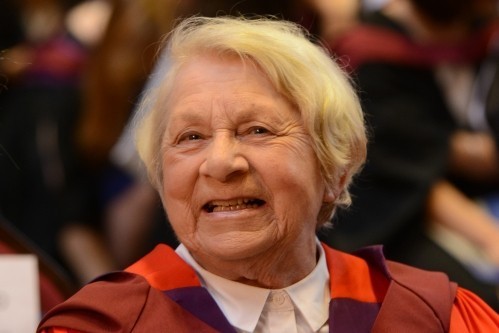 สุดยอด!คุณยายวัย 86 ปี ก็เรียนจบ “ปริญญาตรี” ยืนยันได้ว่าไม่มีใครแก่เกินเรียน