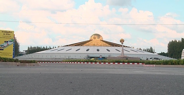 คณะศิษยานุศิษย์วัดพระธรรมกาย ยื่นถวายฎีการ้องทุกข์ "สมเด็จพระเจ้าอยู่หัวฯ"ขอพระบารมีระงับเหตุรุนแรงอันจะบังเกิดขึ้นได้