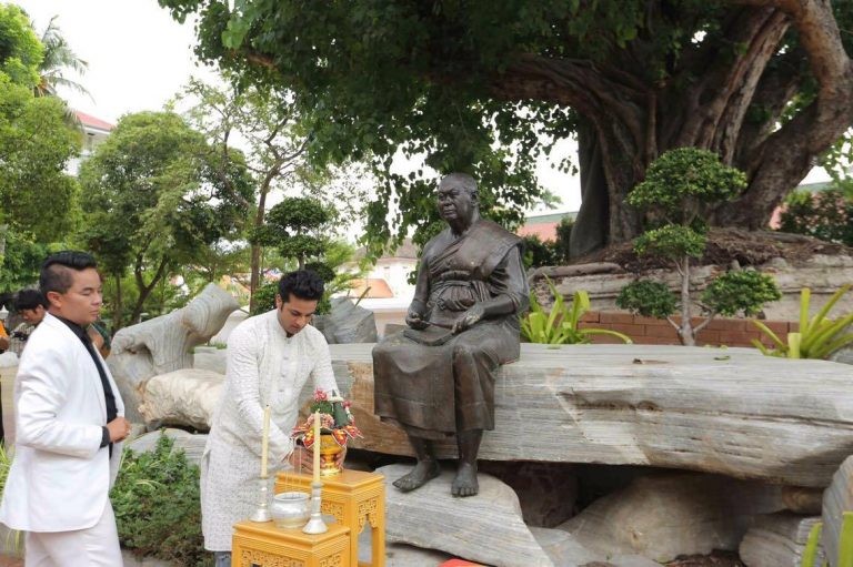 Himanshu Soni  พระเอกซีรีส์ ‘พระพุทธเจ้า’ มาทำบุญที่วัดสระเกศ (รวมภาพ)