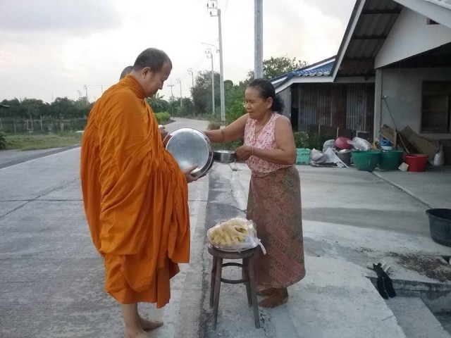 พระราชาคณะชั้นธรรม เมตตาออกบิณฑบาตโปรดชาวบ้าน