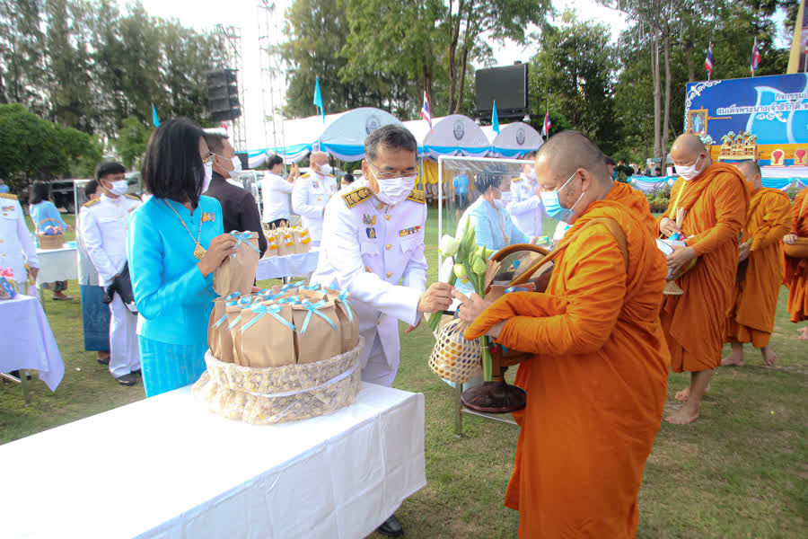 พสกนิกรชาวอุบลฯ ตักบาตรพระสงฆ์ เนื่องในโอกาสวันเฉลิมพระชนมพรรษา พระบรมราชชนนีพันปีหลวง