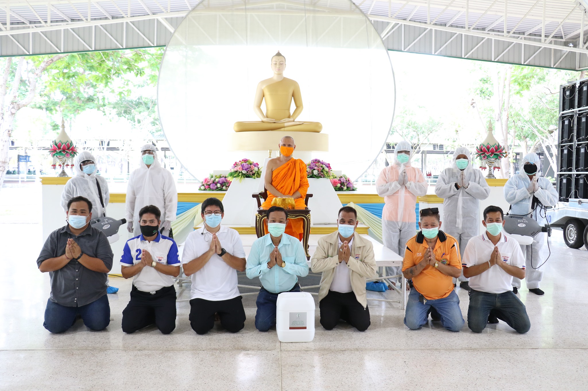 อบจ. ปทุมธานี นำจนท. ฉีดพ่นน้ำยาฆ่าเชื้อป้องกันโควิด-19 ณ วัดพระธรรมกาย