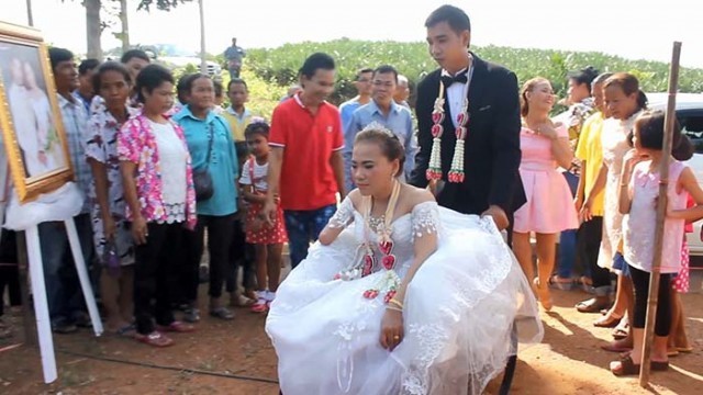 รักแท้มีอยู่จริง! หนุ่มยกขันหมาก ขอสาวพิการแต่งงาน หลังคบหาดูใจนาน 8 ปี