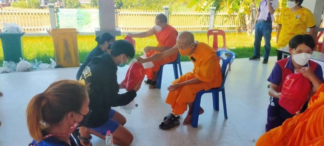 คณะสงฆ์สุโขทัย วัดพระธรรมกาย มูลนิธิธรรมกาย มอบถุงยังชีพช่วยน้ำท่วม 300 ชุด