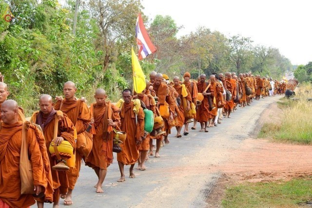 ประมวลภาพปลื้ม ๆ คณะสงฆ์นานาชาติ กว่า 600 รูป เดินธุดงค์ จากจ.จันทบุรี สู่ จ.นครพนม