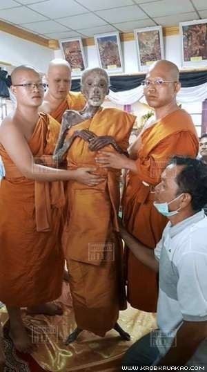 อัศจรรย์!!! พบอักขระที่กระดูกบริเวณหน้าผาก"พระครูพิพิธประชานาถ (นาน สุทะสีโล)" อายุ 86 ปี