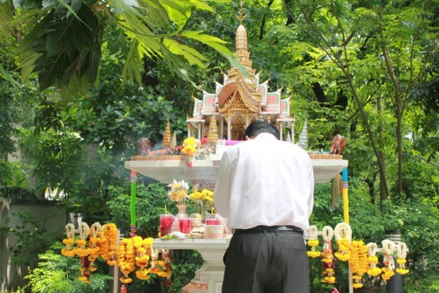 ผมรู้สึกกลัวทุกที!!!ที่ไม่ไหว้ศาลพระภูมิ