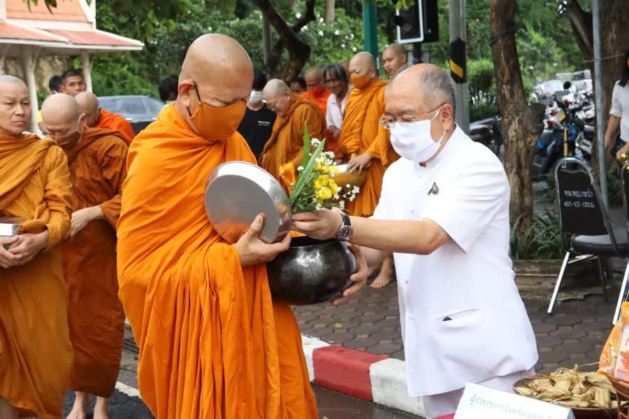 พ่อเมืองเพชรบุรี นำตักบาตรเทโวใส่ข้าวปัด เชื่อ “ข้าวปัดช่วยปัดเป่า”ปล่อยทุกข์ปล่อยโศก