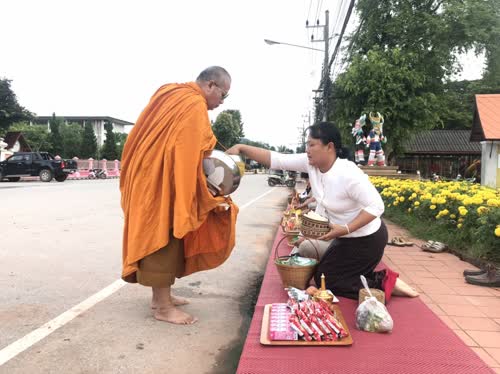 นายอำเภอด่านซ้าย และพุทธศาสนิกชน ร่วม"กิจกรรมตักบาตรทุกวันพุธ”