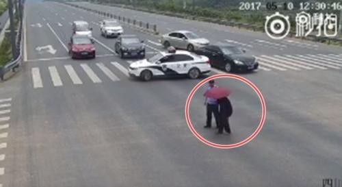 "ตำรวจจราจรจีน" ใช้วิธีนี้ เปิดทางให้คนแก่เดินข้ามถนน