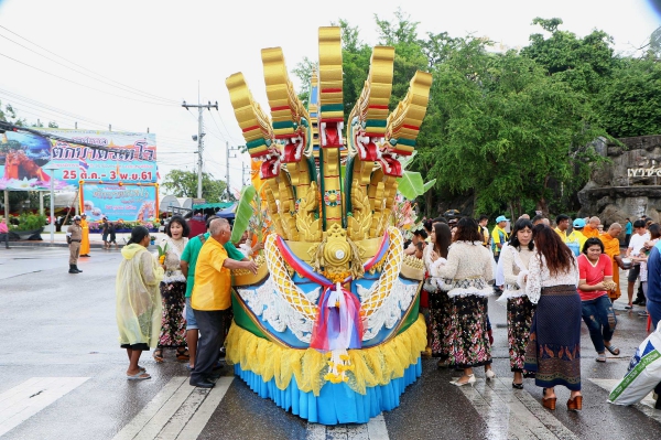 บรรยากาศพิธีตักบาตรเทโว วันออกพรรษา จ.ประจวบฯ