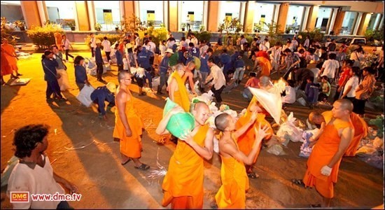 ศิษย์วัดพระธรรมกายโอด..โชว์ภาพปี 54 ตั้งใจช่วยภัยน้ำท่วมสุดชีวิตทั้งพระทั้งโยม
