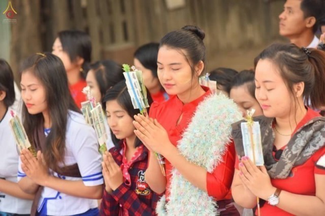 สาธุชนเนืองแน่น!!!ครั้งแรกในประวัติศาสตร์..ตักบาตรพระ 3,000 รูป เมืองเมียวดี