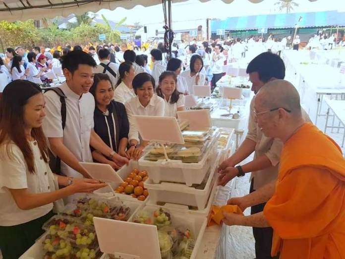 พุทธศาสนิกชนร่วมถวายภัตตาหารพระธรรมยาตรา 1,135 รูป อย่างเนืองแน่น