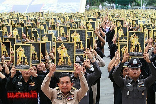 สุดงดงาม! ชาวปทุมนับหมื่นคน ร่วมแปรอักษร "ปทุมธานี รักพ่อ" ถวายความอาลัยในหลวง รัชกาลที่ 9