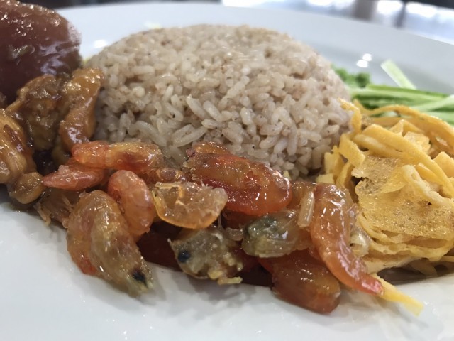 ข้าวคลุกกะปิกับหมูฮ้อง หมูนุ่ม รสหวานเค็ม พอดีคำ