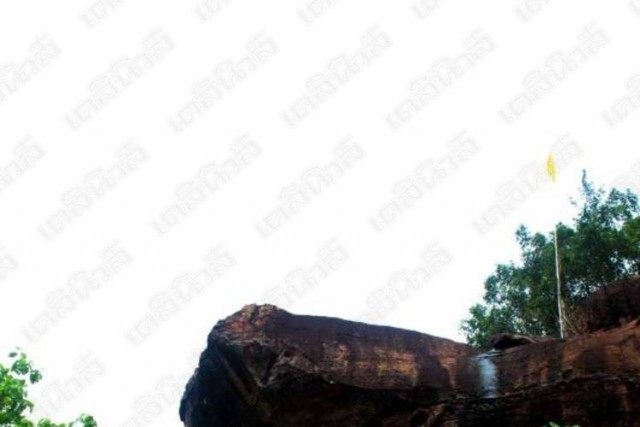 นักท่องเที่ยวนมัสการพระพุทธรูปแกะสลักผาแดง