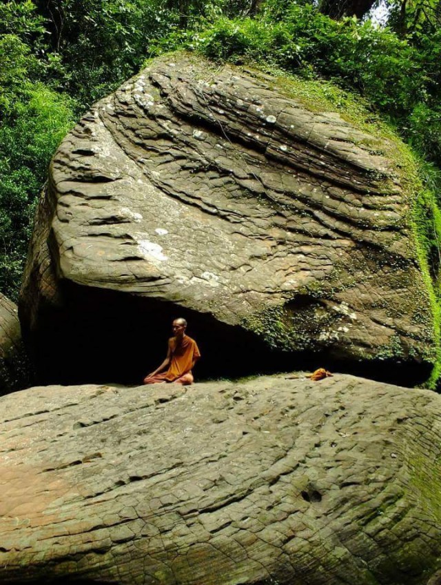 “หลวงปู่สุพิศ กันตจาโร” ละสังขารแล้ว ที่ก้อนหินใหญ่บนยอดเขา ใครที่ทราบประวัติถึงกับขนลุก