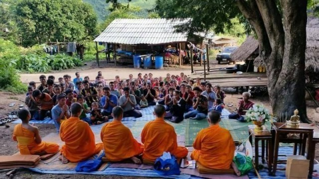 พุทธศาสนิกชนชาวเขากว่า 25 ครอบครัว เดินทางนิมนต์พระนำสวดมนต์-ปฏิบัติธรรมที่หมู่บ้าน