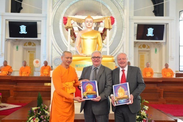 พิธีอัญเชิญองค์พระประธานเพื่อประดิษฐาน ณ อุโบสถ  วัดพุทธนิวคาสเซิล ประเทศอังกฤษ