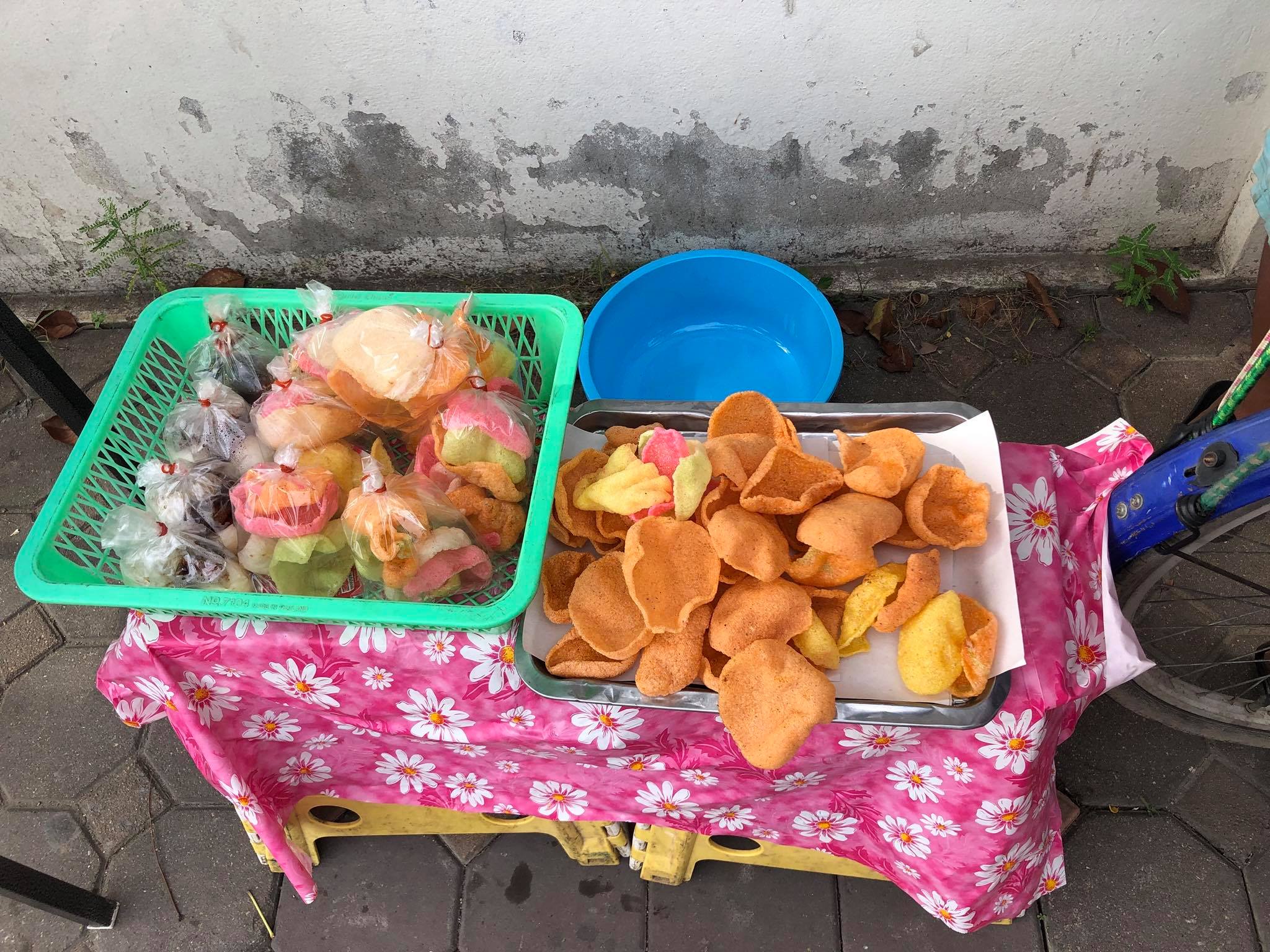 หนูน้อยวัย 13 สู้ชีวิต ขี่จักรยานช่วยยายขายของ ไม่อายทำกิน