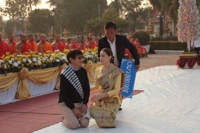 "โน้ตอุดม"ชวน"มาช่า"ทำบุญตักบาตรพระธาตุหลวงเมืองลาวปีที่ 3