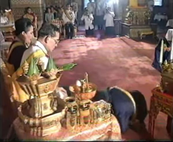 ย้อนชม ในหลวง ร.9 ทรงไหว้พระพี่นางฯ ทรงเป็นแบบอย่างความอ่อนน้อมถ่อมตนที่ชวนอบอุ่นหัวใจ