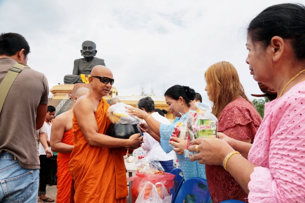 บรรยากาศพิธีตักบาตรเทโว วันออกพรรษา จ.ประจวบฯ