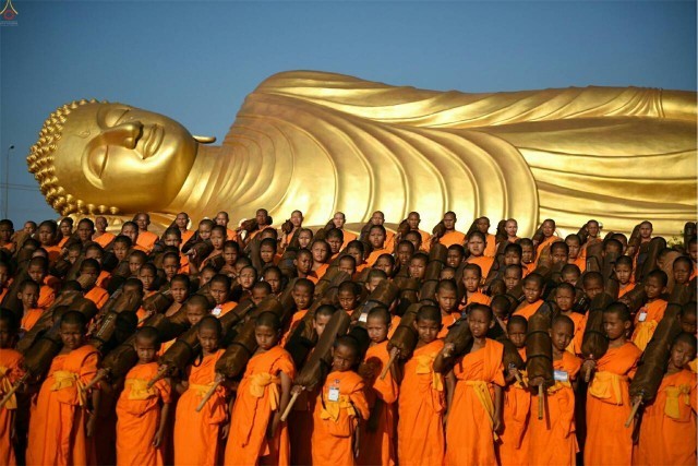 10 เมษายน สามเณรธรรมยาตรา จากวัดแหลมพ้อ เกาะยอ มาที่สวนพลเอกเปรมฯ จ.สงขลา