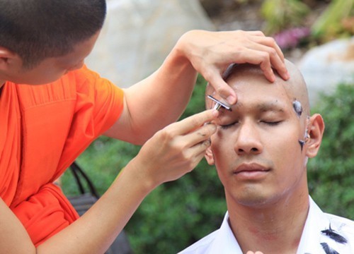 ดาราชื่อดัง 'อ๋อม' บวชทดแทนคุณพ่อแม่ที่วัดสระเกศ