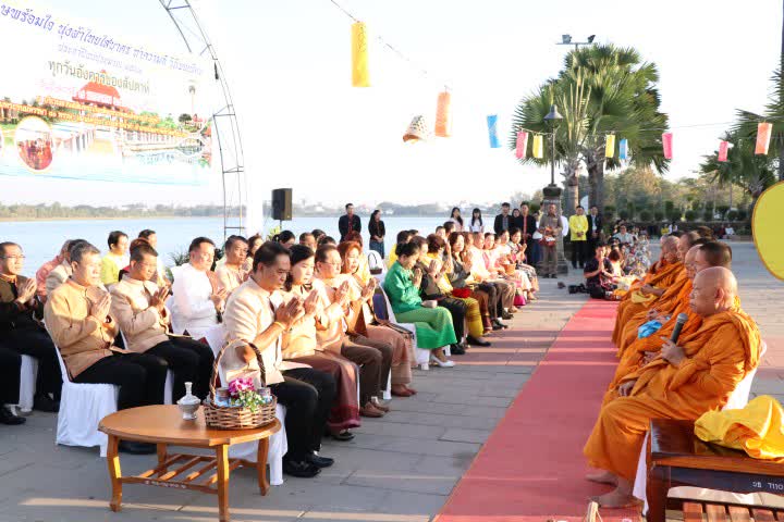 พ่อเมืองศรีสะเกษ นำพุทธศาสนิกชน นุ่งผ้าพื้นเมือง ใส่บาตร เพื่อบำรุงพระศาสนา