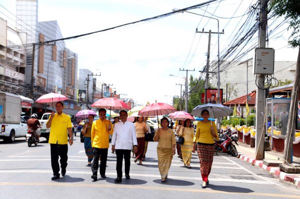 "ชาวขอนแก่น"ร่วมสืบสานประเพณีแห่เทียนพรรษา" ถวายเป็นพระราชกุศล แด่ ร.10