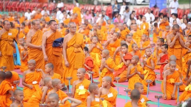 ชาวพุทธเมืองเลยจัดบรรพชาสามเณรและจุดโคมประทีปถวายเป็นพุทธบูชา