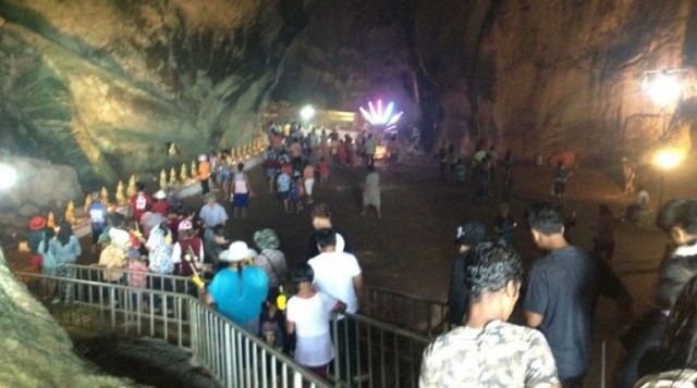 ชาวสุราษฎร์ร่วมประเพณีสงกรานต์โบราณขึ้นถ้ำใหญ่ท่าชนะ