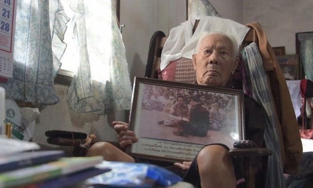 คุณตาวัย 91 เคยรับเสด็จ นั่งเฝ้าหน้าจอ ชมพิธีถวายพระเพลิงพระบรมศพ