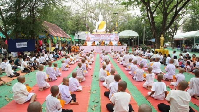 ชาวพุทธเมืองเลยจัดบรรพชาสามเณรและจุดโคมประทีปถวายเป็นพุทธบูชา