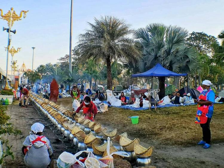 สาธุชนนับหมื่น ร่วมปฏิบัติธรรมบูชาพระธาตุพนม ส่งท้ายปี62