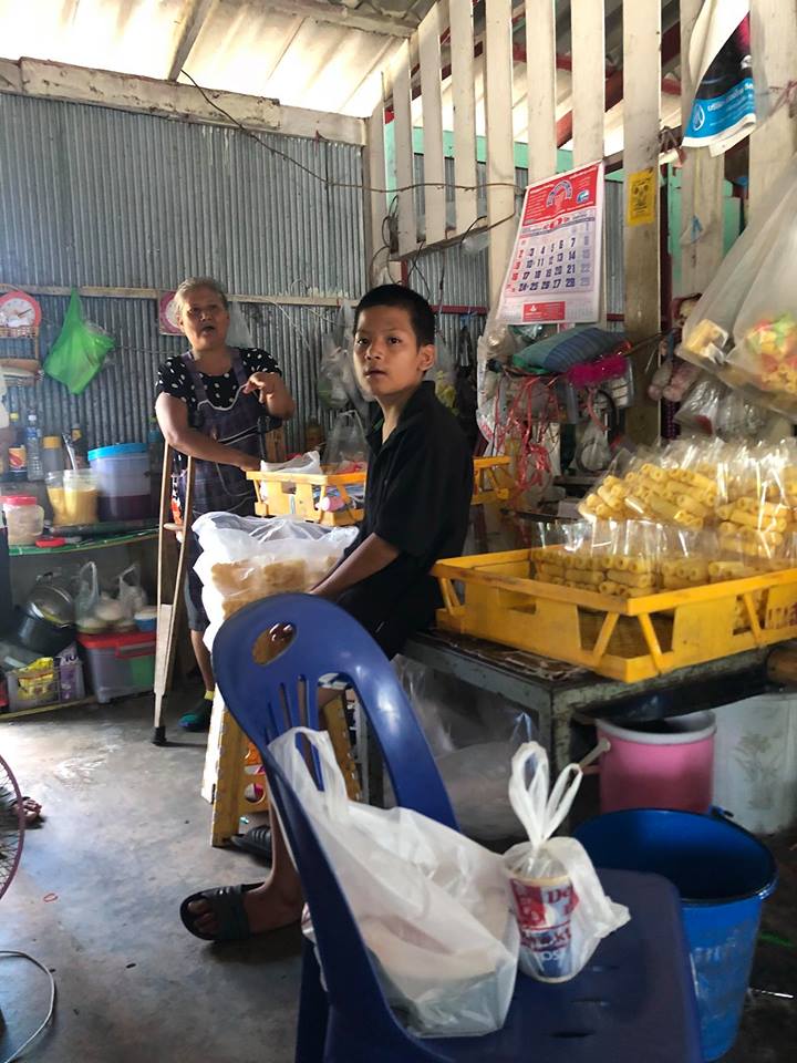 หนูน้อยวัย 13 สู้ชีวิต ขี่จักรยานช่วยยายขายของ ไม่อายทำกิน