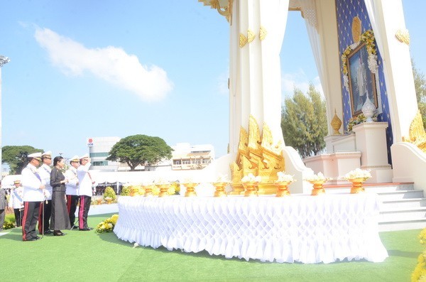 พสกนิกรชาวโคราชนับแสนหลั่งไหลร่วมถวายดอกไม้จันทน์ ส่งเสด็จสู่สวรรคาลัย