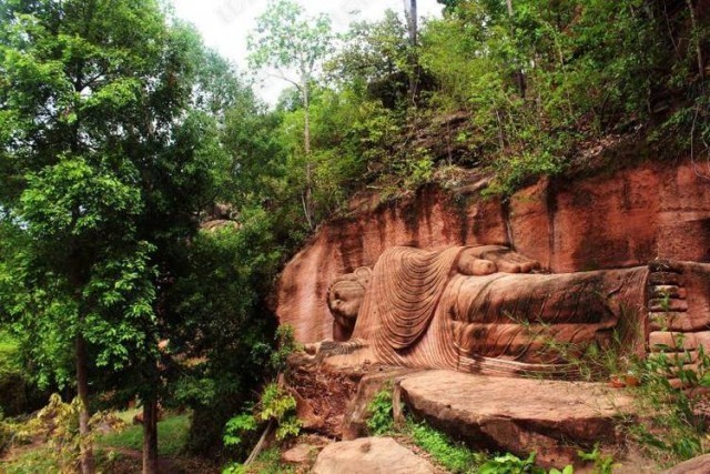 นักท่องเที่ยวนมัสการพระพุทธรูปแกะสลักผาแดง