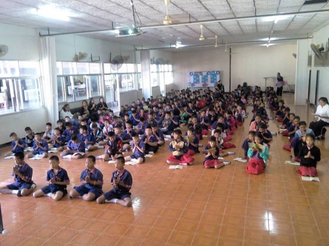 ชมภาพนักเรียน 7 โรงเรียน ทั่วประเทศ พร้อมใจสวดมนต์ บทธัมมจักกัปปวัตตนสูตร